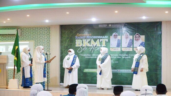 Ketua BKMT Aceh, Dyah Erti Idawati saat melantik Pengurus Daerah BKMT Kabupaten Aceh Utara, Aceh Timur, dan Aceh Barat pada Rakor BKMT se Aceh di Hotel Hanifi, Banda Aceh, Rabu (29/9/2021).