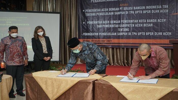 Gubernur Aceh, Ir. H. Nova Iriansyah, MT., dan Presiden Direktur SBI, Aulia Mulki Oemar menandatangani kesepakatan bersama antara Pemerintah Aceh dengan SBI tentang pengelolaan sampah di TPA UPTD BPSR DLHK Aceh, disaksikan oleh Duta Besar Denmark yang diwakili oleh Head of Environment Sector, Julie Bulow Appleqvist dan Kadis LHK Aceh, A. Hanan, SP.
