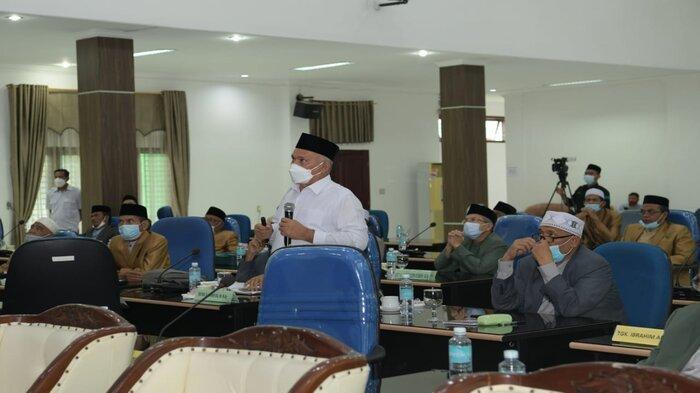 Sekretaris Daerah Aceh, dr. Taqwallah M.Kes., memberikan pemaparan mengenai bahaya penyebaran covid-19, kepada para ulama dan anggota MPU Aceh pada Sidang Paripurna ke V Tahun 2021 MPU Aceh, di Aula Sekretariat MPU Aceh, Aceh Besar, Rabu (29/9/2021).
