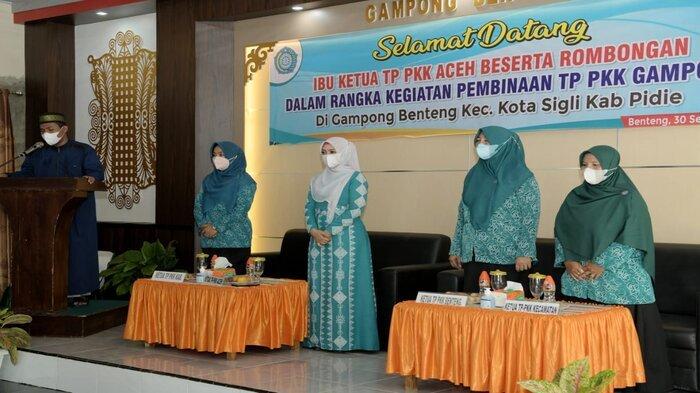Ketua TP PKK Aceh, Dyah Erti Idawati memberikan arahan dan bimbingan dalam rangka Kegiatan Pembinaan Gampong Mawaddah Warrahmah (Gammawar) kepada Kader PKK di Gampong Benteng, Pidie, Kamis (30/9/2021)