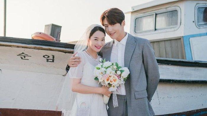 Cuplikan adegan episode 16 Hometown Cha Cha Cha - Pemeran utama, sutradara, dan penulis Hometown Cha-Cha-Cha membagikan salam perpisahan mereka seusai drama para penduduk Gongjin tamat. (Instagram @tvn_drama)