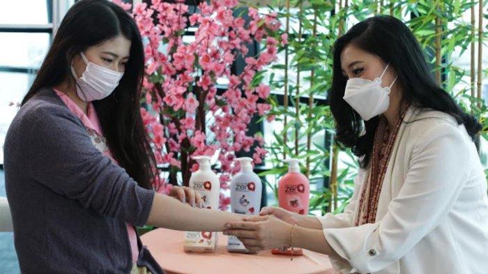 Dermatologis dr. Arini Widodo, SpKK sedang memeriksa kulit pasien pada jumpa pers Zen Antibacterial Soap, Jumat (12/11/2021). (istimewa)