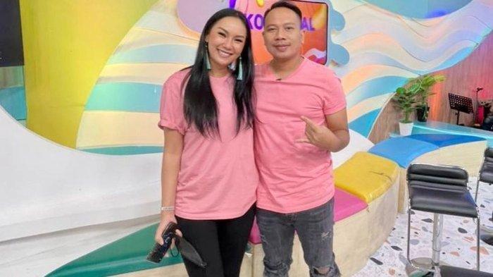 Aksi Vicky Prasetyo menjenguk mertuanya itu justru menuai cibiran dari sang istri lantaran baru berkunjung saat hubungan keduanya sedang memanas.