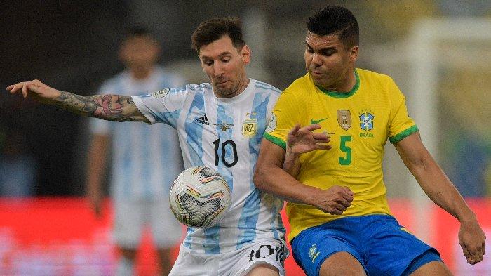 Pemain Argentina Lionel Messi (kiri) dan pemain Brasil Casemiro berebut bola dalam pertandingan final turnamen sepak bola Copa America Conmebol 2021 di Stadion Maracana di Rio de Janeiro, Brasil, pada 10 Juli 2021.
