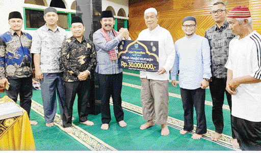 Wawako Asrul serahkan bantuan masjid