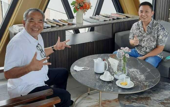Dr Aqua Dwipayana bersama pemilik Hotel Santika Premiere Padang dan Hotel Amaris Padang, Edward Gani.