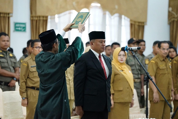 Setelah satu tahun tujuh bulan menjabat Kasat Pol PP Padang, Senin (24/7/2023), Mursalim resmi dilantik menjadi Kepala Biro Administrasi Pimpinan (Adpim) Setprov Sumbar.