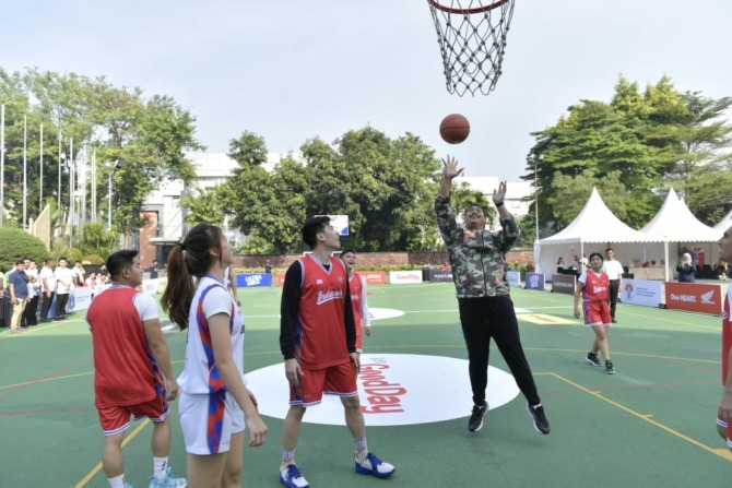 Menteri Pemuda dan Olahraga Republik Indonesia (Menpora RI) Dito Ariotedjo melaunching Honda Development Basketball League (DBL) with Kopi Good Day 2023-2024 dan ikut bermain di Lapangan Basket Kemenpora Senayan Jakarta Pusat, Jumat (14/7/2023) pagi.