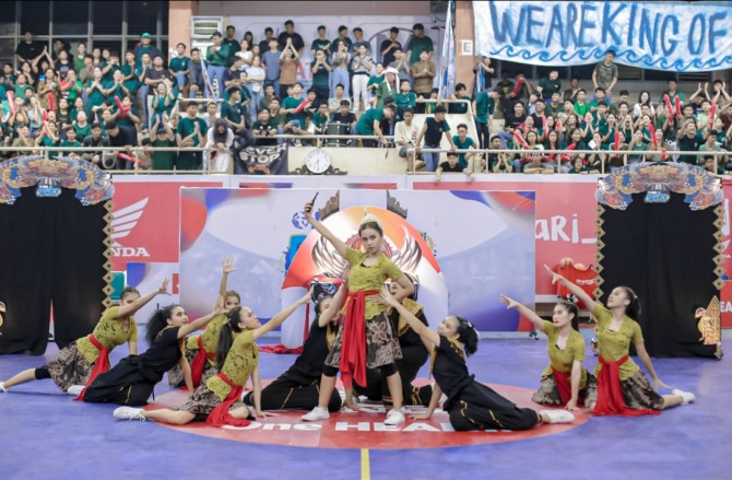 Tim Dance SMA Don Bosco tampilkan perpaduan budaya Bali, Jawa dan Minangkabau untuk inspirasi anak muda kekinian. (Foto: Gilang DBL For Padek)