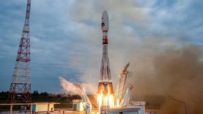 Pesawat antariksa Luna-25, misi bulan pertama Rusia dalam hampir 50 tahun, telah jatuh di bulan setelah insiden selama manuver pra-pendaratan.