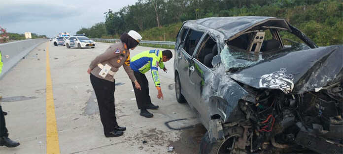 Kasat Lantas Polres Kampar AKP Viola Dwi Anggreni saat melakukan olah TKP laka tunggal di ruas Tol Pekanbaru-Bangkinang Km 33, Sabtu (23/12/2023). (Satlantas Polres Kampar untuk Riaupos.co)