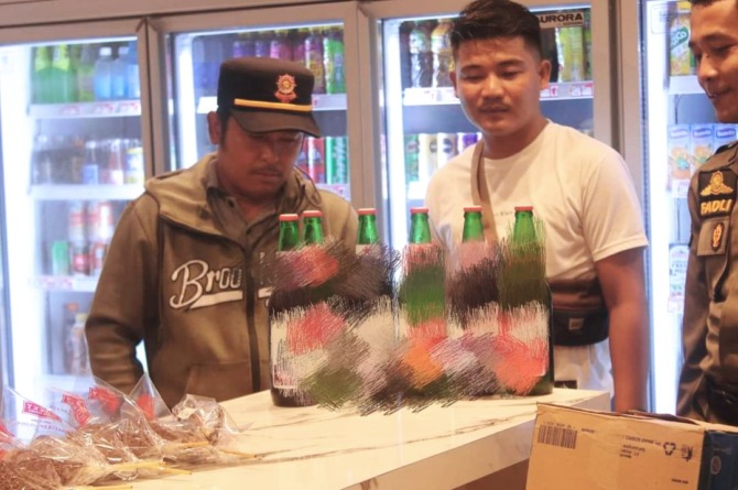 Satpol PP Kota Padang menyita enam botol minuman beralkohol (minol) golongan A dari salah satu mini market di kawasan Padang Selatan, Jumat (29/12/2023). (Foto: Humas Pol PP Padang)