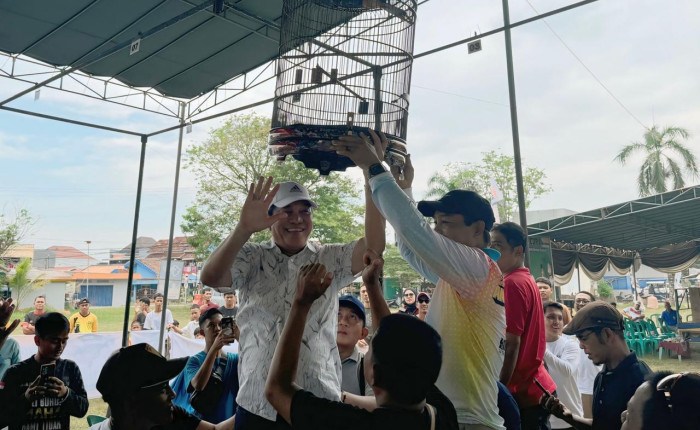 Toha Tohet didampingi Rohman saat membuka lomba kicau mania (ist)