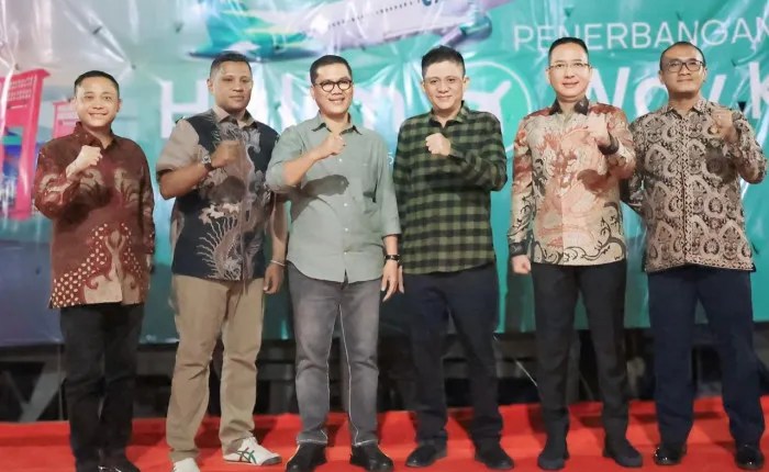 Oyong Damiri (3 dari kanan) bersama Bupati OKU Terpilih Lenosin saat peresmian Penerbangan Perdana di Bandara Gatot Subroto Way Kanan, Rabu (5/2)